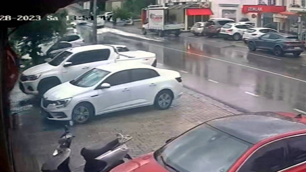 Önce tuhaf bir koku yayıldı, sonra köpükler ortaya çıktı! Mahalleliyi endişelendiren anlar 9